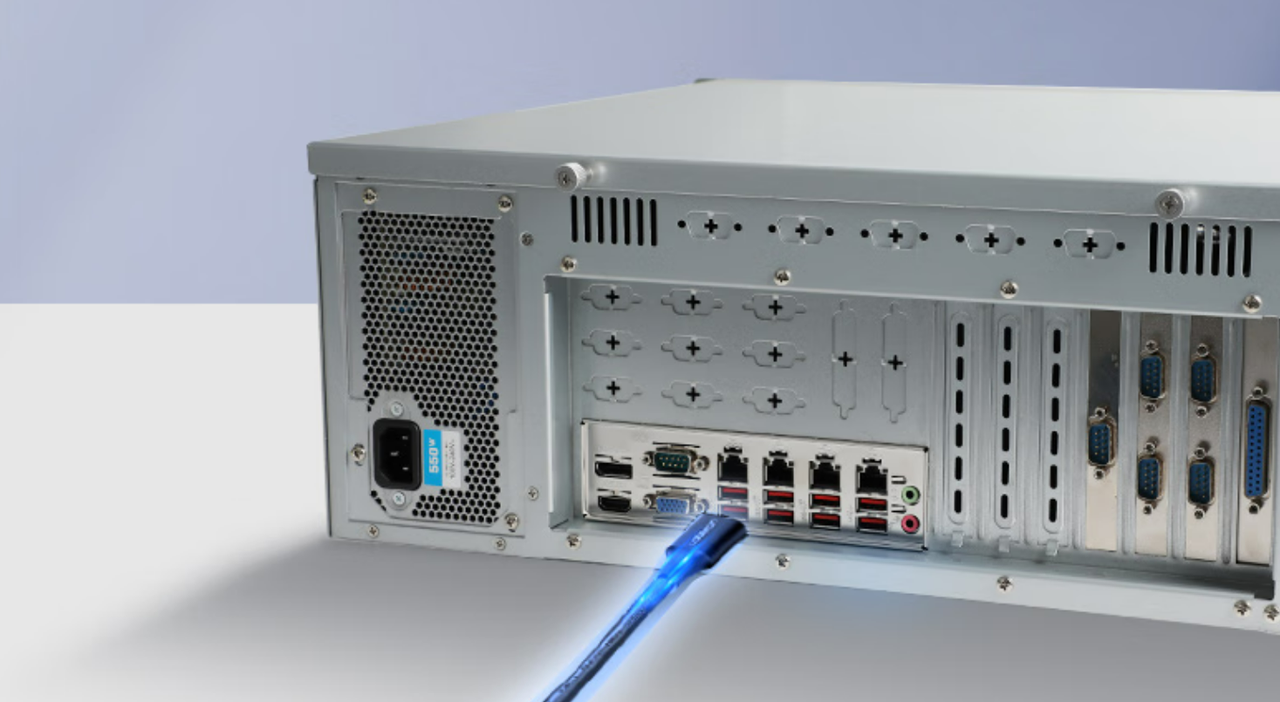 該設(shè)備板載7個(gè)PCIe插槽——1個(gè)PCIe*16（Gen15）或2個(gè)PCIe*8（Gen5），1個(gè)PCIe*1，4個(gè)PCI*4。